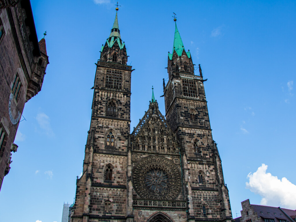 St Lorenz Kirche auf dem blauen Himmel 