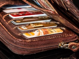 Kreditkarten in Geldboerse ohne Auslandsgebuehr